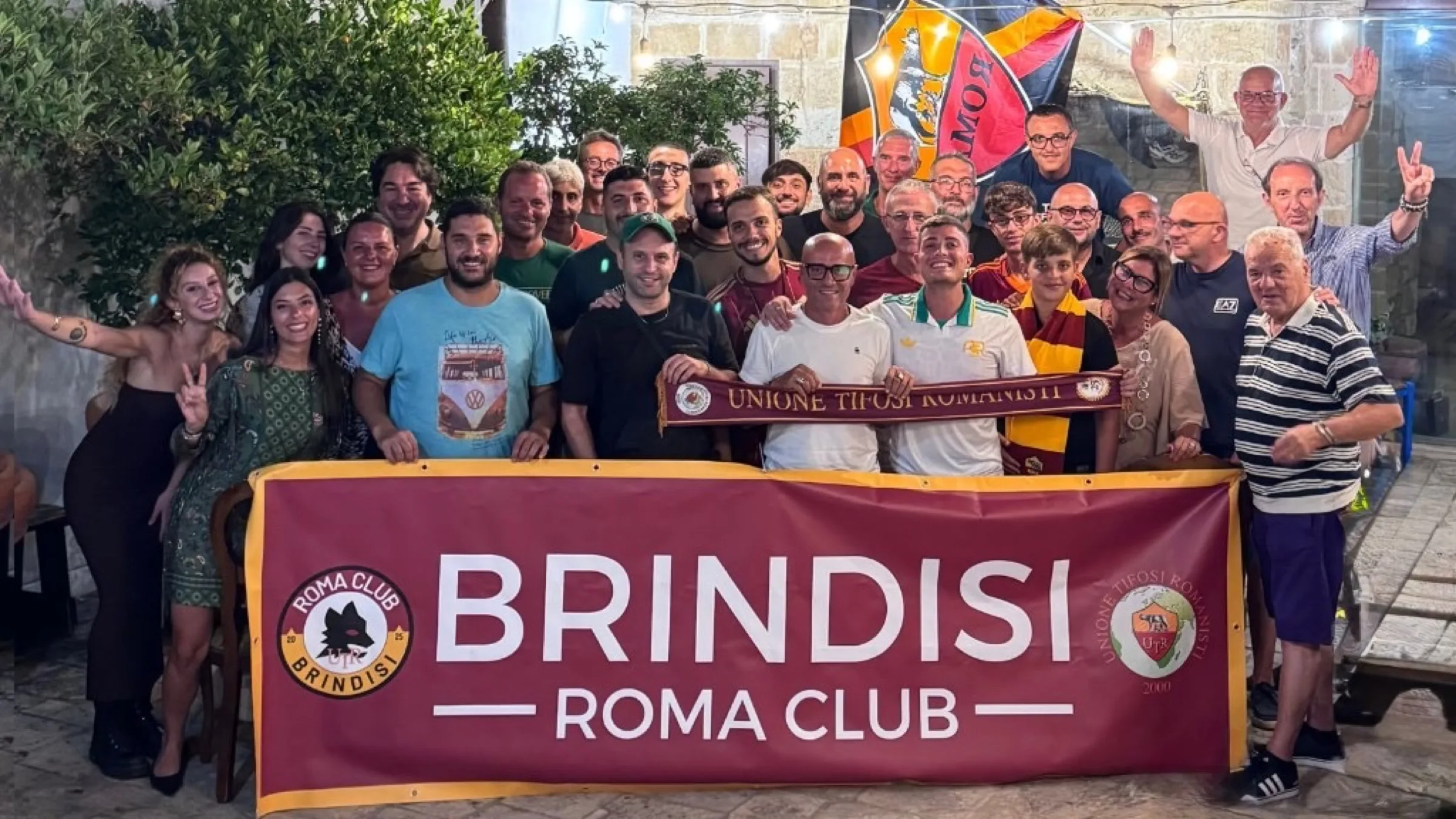 Foto di gruppo Roma Club Brindisi con lo striscione del club